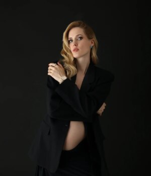 Wilma Elles Instagram - Fotoğrafçı/ Fotograf: @nukhetcolak.photography ❤🤍💕 en iyi Hamilelik Fotoğrafçısı 🤰👶🤍

Bu mucizeye tekrar🤰👶 araç olmak, benim için  dünyanın en güzel ve en anlamlı görevi...

Bir ikiz anne olarak Milat & Melodi’nin birlikte büyümesine her gün tanık oluyoruz.
Beraber oynuyorlar, gülüyorlar, ağlıyorlar… ama en önemlisi: birbirlerini hep koruyorlar. 💞

Şimdi küçük Tiara’yı izliyoruz… ve ona da birlikte oynayabileceği bir kardeş diledik 🙏
@avsahcelik ❤
İnşallah, o da sevgi dolu bir kardeşlikle büyür...

Tiara abla oluyor! 🧿🤍✨🙏

Makyaj ve Saç by @hairartistmedine
---

Dieses Wunder erneut 🤰👶 miterleben zu dürfen, ist für mich die schönste und bedeutungsvollste Aufgabe auf dieser Welt...

Als Zwillingsmama sehe ich jeden Tag, wie Milat & Melodi gemeinsam aufwachsen.
Sie spielen, lachen, kämpfen zusammen – und vor allem: Sie beschützen sich immer gegenseitig. 💞

Jetzt beobachten wir, wie unsere kleine Tiara alleine größer wird… und wir wünschten ihr auch ein Geschwisterchen mit dem sie gemeinsam spielen kann 🙏 @avsahcelik ❤ und schon waren es plötzlich vier 😅🙏🤍🧿🙏😅💕

#hamilelik
#ikizler
#kardeşgeliyor
#ablaoluyor
#yenibebek
#tiara
#anneoluyorum
#gebelik
#bebekhaberi
#ailemizbüyüyor
#annegünlüğü
#mutluane
#büyükanne

#schwangerschaft
#babykommt
#geschwister
#großeschwester
#familie
#babyupdate
#mamasein
#neuesbaby
#tiara
#babynews
#mamablog
#familienleben
#babybauch