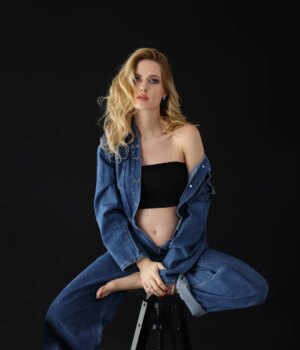 Wilma Elles Instagram - Fotoğrafçı/ Fotograf: @nukhetcolak.photography ❤🤍💕 en iyi Hamilelik Fotoğrafçısı 🤰👶🤍

Bu mucizeye tekrar🤰👶 araç olmak, benim için  dünyanın en güzel ve en anlamlı görevi...

Bir ikiz anne olarak Milat & Melodi’nin birlikte büyümesine her gün tanık oluyoruz.
Beraber oynuyorlar, gülüyorlar, ağlıyorlar… ama en önemlisi: birbirlerini hep koruyorlar. 💞

Şimdi küçük Tiara’yı izliyoruz… ve ona da birlikte oynayabileceği bir kardeş diledik 🙏
@avsahcelik ❤
İnşallah, o da sevgi dolu bir kardeşlikle büyür...

Tiara abla oluyor! 🧿🤍✨🙏

Makyaj ve Saç by @hairartistmedine
---

Dieses Wunder erneut 🤰👶 miterleben zu dürfen, ist für mich die schönste und bedeutungsvollste Aufgabe auf dieser Welt...

Als Zwillingsmama sehe ich jeden Tag, wie Milat & Melodi gemeinsam aufwachsen.
Sie spielen, lachen, kämpfen zusammen – und vor allem: Sie beschützen sich immer gegenseitig. 💞

Jetzt beobachten wir, wie unsere kleine Tiara alleine größer wird… und wir wünschten ihr auch ein Geschwisterchen mit dem sie gemeinsam spielen kann 🙏 @avsahcelik ❤ und schon waren es plötzlich vier 😅🙏🤍🧿🙏😅💕

#hamilelik
#ikizler
#kardeşgeliyor
#ablaoluyor
#yenibebek
#tiara
#anneoluyorum
#gebelik
#bebekhaberi
#ailemizbüyüyor
#annegünlüğü
#mutluane
#büyükanne

#schwangerschaft
#babykommt
#geschwister
#großeschwester
#familie
#babyupdate
#mamasein
#neuesbaby
#tiara
#babynews
#mamablog
#familienleben
#babybauch