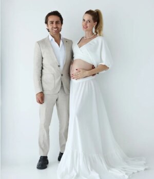 Wilma Elles Instagram - Fotoğrafçı/ Fotograf: @nukhetcolak.photography ❤🤍💕 en iyi Hamilelik Fotoğrafçısı 🤰👶🤍

Bu mucizeye tekrar🤰👶 araç olmak, benim için  dünyanın en güzel ve en anlamlı görevi...

Bir ikiz anne olarak Milat & Melodi’nin birlikte büyümesine her gün tanık oluyoruz.
Beraber oynuyorlar, gülüyorlar, ağlıyorlar… ama en önemlisi: birbirlerini hep koruyorlar. 💞

Şimdi küçük Tiara’yı izliyoruz… ve ona da birlikte oynayabileceği bir kardeş diledik 🙏
@avsahcelik ❤
İnşallah, o da sevgi dolu bir kardeşlikle büyür...

Tiara abla oluyor! 🧿🤍✨🙏

Makyaj ve Saç by @hairartistmedine
---

Dieses Wunder erneut 🤰👶 miterleben zu dürfen, ist für mich die schönste und bedeutungsvollste Aufgabe auf dieser Welt...

Als Zwillingsmama sehe ich jeden Tag, wie Milat & Melodi gemeinsam aufwachsen.
Sie spielen, lachen, kämpfen zusammen – und vor allem: Sie beschützen sich immer gegenseitig. 💞

Jetzt beobachten wir, wie unsere kleine Tiara alleine größer wird… und wir wünschten ihr auch ein Geschwisterchen mit dem sie gemeinsam spielen kann 🙏 @avsahcelik ❤ und schon waren es plötzlich vier 😅🙏🤍🧿🙏😅💕

#hamilelik
#ikizler
#kardeşgeliyor
#ablaoluyor
#yenibebek
#tiara
#anneoluyorum
#gebelik
#bebekhaberi
#ailemizbüyüyor
#annegünlüğü
#mutluane
#büyükanne

#schwangerschaft
#babykommt
#geschwister
#großeschwester
#familie
#babyupdate
#mamasein
#neuesbaby
#tiara
#babynews
#mamablog
#familienleben
#babybauch