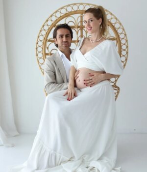 Wilma Elles Instagram - Fotoğrafçı/ Fotograf: @nukhetcolak.photography ❤🤍💕 en iyi Hamilelik Fotoğrafçısı 🤰👶🤍

Bu mucizeye tekrar🤰👶 araç olmak, benim için  dünyanın en güzel ve en anlamlı görevi...

Bir ikiz anne olarak Milat & Melodi’nin birlikte büyümesine her gün tanık oluyoruz.
Beraber oynuyorlar, gülüyorlar, ağlıyorlar… ama en önemlisi: birbirlerini hep koruyorlar. 💞

Şimdi küçük Tiara’yı izliyoruz… ve ona da birlikte oynayabileceği bir kardeş diledik 🙏
@avsahcelik ❤
İnşallah, o da sevgi dolu bir kardeşlikle büyür...

Tiara abla oluyor! 🧿🤍✨🙏

Makyaj ve Saç by @hairartistmedine
---

Dieses Wunder erneut 🤰👶 miterleben zu dürfen, ist für mich die schönste und bedeutungsvollste Aufgabe auf dieser Welt...

Als Zwillingsmama sehe ich jeden Tag, wie Milat & Melodi gemeinsam aufwachsen.
Sie spielen, lachen, kämpfen zusammen – und vor allem: Sie beschützen sich immer gegenseitig. 💞

Jetzt beobachten wir, wie unsere kleine Tiara alleine größer wird… und wir wünschten ihr auch ein Geschwisterchen mit dem sie gemeinsam spielen kann 🙏 @avsahcelik ❤ und schon waren es plötzlich vier 😅🙏🤍🧿🙏😅💕

#hamilelik
#ikizler
#kardeşgeliyor
#ablaoluyor
#yenibebek
#tiara
#anneoluyorum
#gebelik
#bebekhaberi
#ailemizbüyüyor
#annegünlüğü
#mutluane
#büyükanne

#schwangerschaft
#babykommt
#geschwister
#großeschwester
#familie
#babyupdate
#mamasein
#neuesbaby
#tiara
#babynews
#mamablog
#familienleben
#babybauch
