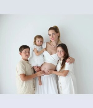 Wilma Elles Instagram - Fotoğrafçı/ Fotograf: @nukhetcolak.photography ❤🤍💕 en iyi Hamilelik Fotoğrafçısı 🤰👶🤍

Bu mucizeye tekrar🤰👶 araç olmak, benim için  dünyanın en güzel ve en anlamlı görevi...

Bir ikiz anne olarak Milat & Melodi’nin birlikte büyümesine her gün tanık oluyoruz.
Beraber oynuyorlar, gülüyorlar, ağlıyorlar… ama en önemlisi: birbirlerini hep koruyorlar. 💞

Şimdi küçük Tiara’yı izliyoruz… ve ona da birlikte oynayabileceği bir kardeş diledik 🙏
@avsahcelik ❤
İnşallah, o da sevgi dolu bir kardeşlikle büyür...

Tiara abla oluyor! 🧿🤍✨🙏

Makyaj ve Saç by @hairartistmedine
---

Dieses Wunder erneut 🤰👶 miterleben zu dürfen, ist für mich die schönste und bedeutungsvollste Aufgabe auf dieser Welt...

Als Zwillingsmama sehe ich jeden Tag, wie Milat & Melodi gemeinsam aufwachsen.
Sie spielen, lachen, kämpfen zusammen – und vor allem: Sie beschützen sich immer gegenseitig. 💞

Jetzt beobachten wir, wie unsere kleine Tiara alleine größer wird… und wir wünschten ihr auch ein Geschwisterchen mit dem sie gemeinsam spielen kann 🙏 @avsahcelik ❤ und schon waren es plötzlich vier 😅🙏🤍🧿🙏😅💕

#hamilelik
#ikizler
#kardeşgeliyor
#ablaoluyor
#yenibebek
#tiara
#anneoluyorum
#gebelik
#bebekhaberi
#ailemizbüyüyor
#annegünlüğü
#mutluane
#büyükanne

#schwangerschaft
#babykommt
#geschwister
#großeschwester
#familie
#babyupdate
#mamasein
#neuesbaby
#tiara
#babynews
#mamablog
#familienleben
#babybauch
