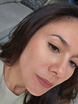 Wulan Guritno Instagram - No more edit2 and no foundation ..

Dulu pernah insecure sama kulit wajah aku,
Aku bersyukur jejak digital itu ada, karena mengingatkan perjuanganku yang gak pernah ada habisnya dan sebenarnya sekarang kulit aku jauh lebih sehat, akupun jauh lebih damai dan bahagia.

Kemarin2 sempet viral soal postingan kulit aku di masa lalu dan jujur semua pemberitaan mendadak itu bikin aku kaget…
Awalnya pikir aku bakal di hujat
Tapi ternyataaa.. nitizen malah membela aku
Aku baca DM, komentar.. banyak yang bilang wajar tidak sempurna, aku tetep cantik dengan kekuranganku.
AKU MAU BILANG TERIMA KASIH KE KALIAN TEMEN2 ONLINE.. aku terharu

Dan yang paling penting aku tau, aku gak sendirian, banyak dari kalian yang ternyata punya masalah seperti aku, wajah ini gak sempurna, tapi wajah yang sedang berjuang, its not an easy journey, tapi kita layak merasa cukup. 

Kita gak perlu sempurna untuk percaya diri, kita gak perlu malu untuk punya kekurangan, yang penting kita tidak stop berjuang. aku udah gak mau sembunyi lagi, inilah aku… dengan segala kekuranganku.

Aku mau ajak kalian semua yang pernah merasa seperti aku, untuk terus berjuang, dan pelan-pelan berani tampil apa adanya. Karena lewat dukungan kalian, aku belajar… kita gak pernah benar-benar sendiri. Sekarang aku percaya, healing memang lebih mudah… saat dijalani bersama. HEALING FEELS BETTER TOGETHER.

LOVE - WG - 

Pastinya terima kasih ZAP family @zappremiere, kalian gercap belain aku juga, majuin campaign karena viralnya aku kemarin. Aku salut sama effort kalian. Terima kasih menerima kekuranganku dan juga memilih berjuang untuk menyembuhkan kulit aku. Jagain terus ya biar teksturnya bisa lebih baik lagi (jadi 90% maybe?) Hihi..

#pejuangacne #pejuangacnescars