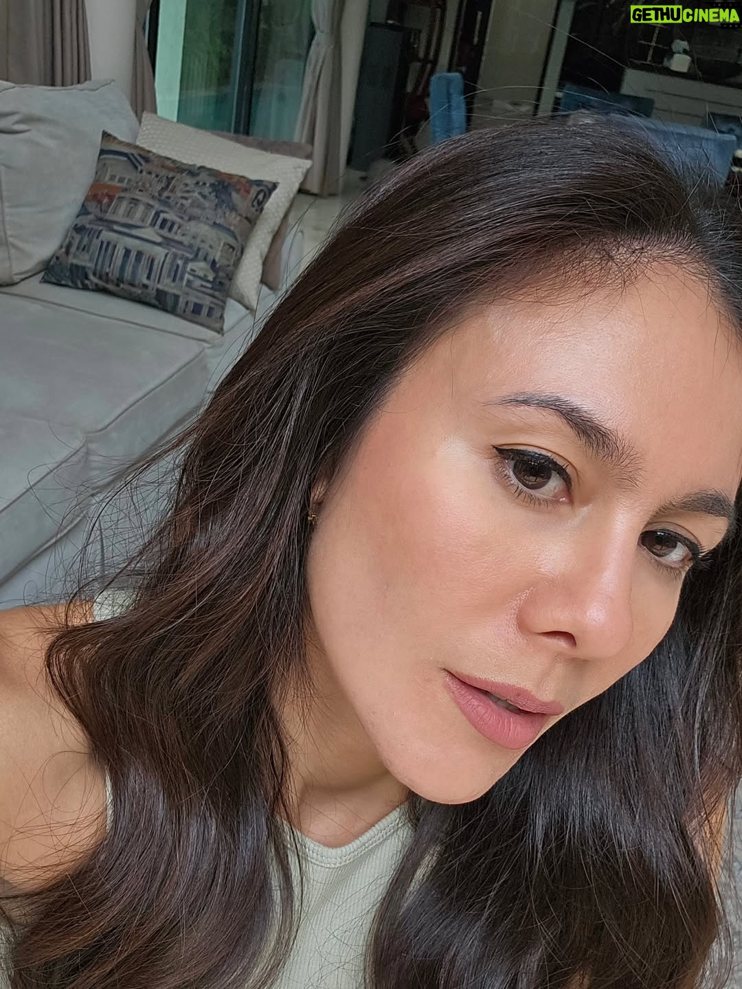 Wulan Guritno - 134.6K Likes - No more edit2 and no foundation ..

Dulu pernah insecure sama kulit wajah aku,
Aku bersyukur jejak digital itu ada, karena mengingatkan perjuanganku yang gak pernah ada habisnya dan sebenarnya sekarang kulit aku jauh lebih sehat, akupun jauh lebih damai dan bahagia.

Kemarin2 sempet viral soal postingan kulit aku di masa lalu dan jujur semua pemberitaan mendadak itu bikin aku kaget…
Awalnya pikir aku bakal di hujat
Tapi ternyataaa.. nitizen malah membela aku
Aku baca DM, komentar.. banyak yang bilang wajar tidak sempurna, aku tetep cantik dengan kekuranganku.
AKU MAU BILANG TERIMA KASIH KE KALIAN TEMEN2 ONLINE.. aku terharu

Dan yang paling penting aku tau, aku gak sendirian, banyak dari kalian yang ternyata punya masalah seperti aku, wajah ini gak sempurna, tapi wajah yang sedang berjuang, its not an easy journey, tapi kita layak merasa cukup. 

Kita gak perlu sempurna untuk percaya diri, kita gak perlu malu untuk punya kekurangan, yang penting kita tidak stop berjuang. aku udah gak mau sembunyi lagi, inilah aku… dengan segala kekuranganku.

Aku mau ajak kalian semua yang pernah merasa seperti aku, untuk terus berjuang, dan pelan-pelan berani tampil apa adanya. Karena lewat dukungan kalian, aku belajar… kita gak pernah benar-benar sendiri. Sekarang aku percaya, healing memang lebih mudah… saat dijalani bersama. HEALING FEELS BETTER TOGETHER.

LOVE - WG - 

Pastinya terima kasih ZAP family @zappremiere, kalian gercap belain aku juga, majuin campaign karena viralnya aku kemarin. Aku salut sama effort kalian. Terima kasih menerima kekuranganku dan juga memilih berjuang untuk menyembuhkan kulit aku. Jagain terus ya biar teksturnya bisa lebih baik lagi (jadi 90% maybe?) Hihi..

#pejuangacne #pejuangacnescars