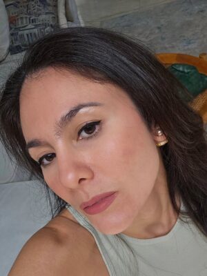 Wulan Guritno Instagram - No more edit2 and no foundation ..

Dulu pernah insecure sama kulit wajah aku,
Aku bersyukur jejak digital itu ada, karena mengingatkan perjuanganku yang gak pernah ada habisnya dan sebenarnya sekarang kulit aku jauh lebih sehat, akupun jauh lebih damai dan bahagia.

Kemarin2 sempet viral soal postingan kulit aku di masa lalu dan jujur semua pemberitaan mendadak itu bikin aku kaget…
Awalnya pikir aku bakal di hujat
Tapi ternyataaa.. nitizen malah membela aku
Aku baca DM, komentar.. banyak yang bilang wajar tidak sempurna, aku tetep cantik dengan kekuranganku.
AKU MAU BILANG TERIMA KASIH KE KALIAN TEMEN2 ONLINE.. aku terharu

Dan yang paling penting aku tau, aku gak sendirian, banyak dari kalian yang ternyata punya masalah seperti aku, wajah ini gak sempurna, tapi wajah yang sedang berjuang, its not an easy journey, tapi kita layak merasa cukup. 

Kita gak perlu sempurna untuk percaya diri, kita gak perlu malu untuk punya kekurangan, yang penting kita tidak stop berjuang. aku udah gak mau sembunyi lagi, inilah aku… dengan segala kekuranganku.

Aku mau ajak kalian semua yang pernah merasa seperti aku, untuk terus berjuang, dan pelan-pelan berani tampil apa adanya. Karena lewat dukungan kalian, aku belajar… kita gak pernah benar-benar sendiri. Sekarang aku percaya, healing memang lebih mudah… saat dijalani bersama. HEALING FEELS BETTER TOGETHER.

LOVE - WG - 

Pastinya terima kasih ZAP family @zappremiere, kalian gercap belain aku juga, majuin campaign karena viralnya aku kemarin. Aku salut sama effort kalian. Terima kasih menerima kekuranganku dan juga memilih berjuang untuk menyembuhkan kulit aku. Jagain terus ya biar teksturnya bisa lebih baik lagi (jadi 90% maybe?) Hihi..

#pejuangacne #pejuangacnescars