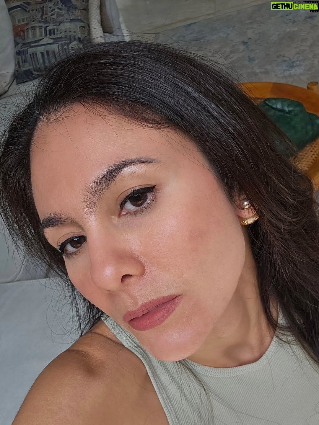 Wulan Guritno - 134.6K Likes - No more edit2 and no foundation ..

Dulu pernah insecure sama kulit wajah aku,
Aku bersyukur jejak digital itu ada, karena mengingatkan perjuanganku yang gak pernah ada habisnya dan sebenarnya sekarang kulit aku jauh lebih sehat, akupun jauh lebih damai dan bahagia.

Kemarin2 sempet viral soal postingan kulit aku di masa lalu dan jujur semua pemberitaan mendadak itu bikin aku kaget…
Awalnya pikir aku bakal di hujat
Tapi ternyataaa.. nitizen malah membela aku
Aku baca DM, komentar.. banyak yang bilang wajar tidak sempurna, aku tetep cantik dengan kekuranganku.
AKU MAU BILANG TERIMA KASIH KE KALIAN TEMEN2 ONLINE.. aku terharu

Dan yang paling penting aku tau, aku gak sendirian, banyak dari kalian yang ternyata punya masalah seperti aku, wajah ini gak sempurna, tapi wajah yang sedang berjuang, its not an easy journey, tapi kita layak merasa cukup. 

Kita gak perlu sempurna untuk percaya diri, kita gak perlu malu untuk punya kekurangan, yang penting kita tidak stop berjuang. aku udah gak mau sembunyi lagi, inilah aku… dengan segala kekuranganku.

Aku mau ajak kalian semua yang pernah merasa seperti aku, untuk terus berjuang, dan pelan-pelan berani tampil apa adanya. Karena lewat dukungan kalian, aku belajar… kita gak pernah benar-benar sendiri. Sekarang aku percaya, healing memang lebih mudah… saat dijalani bersama. HEALING FEELS BETTER TOGETHER.

LOVE - WG - 

Pastinya terima kasih ZAP family @zappremiere, kalian gercap belain aku juga, majuin campaign karena viralnya aku kemarin. Aku salut sama effort kalian. Terima kasih menerima kekuranganku dan juga memilih berjuang untuk menyembuhkan kulit aku. Jagain terus ya biar teksturnya bisa lebih baik lagi (jadi 90% maybe?) Hihi..

#pejuangacne #pejuangacnescars