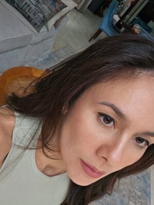 Wulan Guritno Instagram - No more edit2 and no foundation ..

Dulu pernah insecure sama kulit wajah aku,
Aku bersyukur jejak digital itu ada, karena mengingatkan perjuanganku yang gak pernah ada habisnya dan sebenarnya sekarang kulit aku jauh lebih sehat, akupun jauh lebih damai dan bahagia.

Kemarin2 sempet viral soal postingan kulit aku di masa lalu dan jujur semua pemberitaan mendadak itu bikin aku kaget…
Awalnya pikir aku bakal di hujat
Tapi ternyataaa.. nitizen malah membela aku
Aku baca DM, komentar.. banyak yang bilang wajar tidak sempurna, aku tetep cantik dengan kekuranganku.
AKU MAU BILANG TERIMA KASIH KE KALIAN TEMEN2 ONLINE.. aku terharu

Dan yang paling penting aku tau, aku gak sendirian, banyak dari kalian yang ternyata punya masalah seperti aku, wajah ini gak sempurna, tapi wajah yang sedang berjuang, its not an easy journey, tapi kita layak merasa cukup. 

Kita gak perlu sempurna untuk percaya diri, kita gak perlu malu untuk punya kekurangan, yang penting kita tidak stop berjuang. aku udah gak mau sembunyi lagi, inilah aku… dengan segala kekuranganku.

Aku mau ajak kalian semua yang pernah merasa seperti aku, untuk terus berjuang, dan pelan-pelan berani tampil apa adanya. Karena lewat dukungan kalian, aku belajar… kita gak pernah benar-benar sendiri. Sekarang aku percaya, healing memang lebih mudah… saat dijalani bersama. HEALING FEELS BETTER TOGETHER.

LOVE - WG - 

Pastinya terima kasih ZAP family @zappremiere, kalian gercap belain aku juga, majuin campaign karena viralnya aku kemarin. Aku salut sama effort kalian. Terima kasih menerima kekuranganku dan juga memilih berjuang untuk menyembuhkan kulit aku. Jagain terus ya biar teksturnya bisa lebih baik lagi (jadi 90% maybe?) Hihi..

#pejuangacne #pejuangacnescars