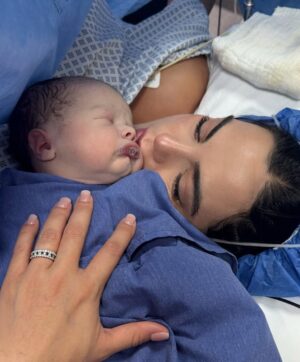 Ximena Navarrete Instagram - Bienvenido mi niño te amamos desde siempre !!! bebé …. llegaste a completar nuestra familia y hacer que nuestro corazón crezca . 53 cm y 4.100 g de puro amor !!!! Santiago Valladares Navarrete 🫶🏻 20 Mayo 2025 ( Santi nació de 38 semanas y 4 días )
