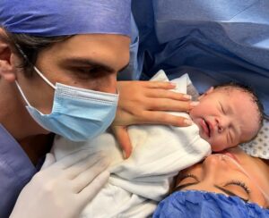 Ximena Navarrete Instagram - Bienvenida mi niña ! Te amo con toda mi alma 🤍 mi universo entero 🙌🏻 gracias Dios. #XimenaValladaresNavarrete @jcvalladares 3.970 kilos de puro amor ! 8 - Dic - 2021 - nació mi universo