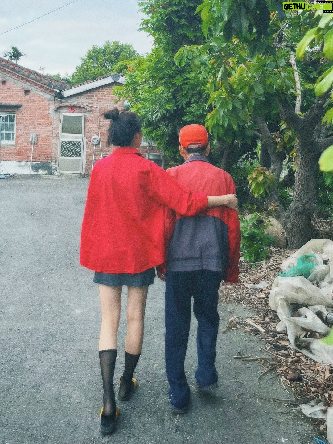 Ya-Gi Lai - 4.9K Likes - 前些日子已經和您好好告別了，
可想起來還是會不捨，夜深時還是會掉淚。

「謝謝。」
是在我幫您刮完鬍子後，您最後一次對我說的話。

其實，真正該說謝謝的人是我。
謝謝您是我的阿公，
謝謝您用最樸實卻最富足的愛陪伴我們長大。

今天，我想用這篇文紀念您，
也想和大家分享，您是多麼好的阿公。

阿公，辛苦了。
我愛您，永遠愛您。