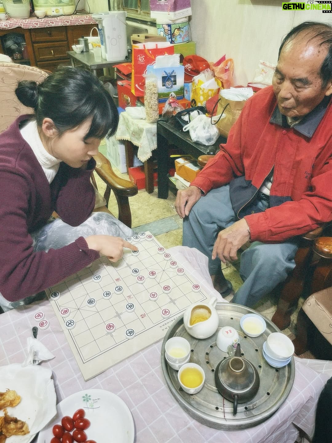 Ya-Gi Lai - 4.9K Likes - 前些日子已經和您好好告別了，
可想起來還是會不捨，夜深時還是會掉淚。

「謝謝。」
是在我幫您刮完鬍子後，您最後一次對我說的話。

其實，真正該說謝謝的人是我。
謝謝您是我的阿公，
謝謝您用最樸實卻最富足的愛陪伴我們長大。

今天，我想用這篇文紀念您，
也想和大家分享，您是多麼好的阿公。

阿公，辛苦了。
我愛您，永遠愛您。