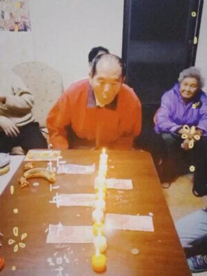 Ya-Gi Lai Instagram - 前些日子已經和您好好告別了，
可想起來還是會不捨，夜深時還是會掉淚。

「謝謝。」
是在我幫您刮完鬍子後，您最後一次對我說的話。

其實，真正該說謝謝的人是我。
謝謝您是我的阿公，
謝謝您用最樸實卻最富足的愛陪伴我們長大。

今天，我想用這篇文紀念您，
也想和大家分享，您是多麼好的阿公。

阿公，辛苦了。
我愛您，永遠愛您。