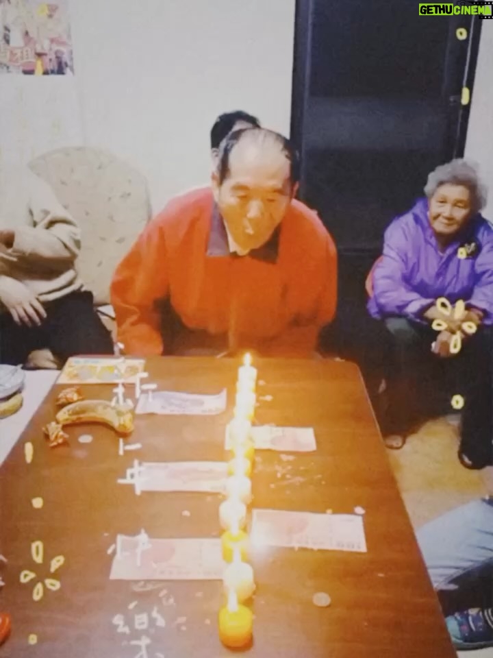 Ya-Gi Lai - 4.9K Likes - 前些日子已經和您好好告別了，
可想起來還是會不捨，夜深時還是會掉淚。

「謝謝。」
是在我幫您刮完鬍子後，您最後一次對我說的話。

其實，真正該說謝謝的人是我。
謝謝您是我的阿公，
謝謝您用最樸實卻最富足的愛陪伴我們長大。

今天，我想用這篇文紀念您，
也想和大家分享，您是多麼好的阿公。

阿公，辛苦了。
我愛您，永遠愛您。