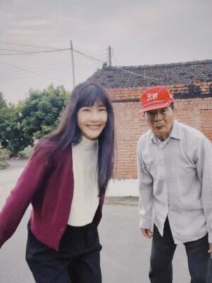 Ya-Gi Lai Instagram - 前些日子已經和您好好告別了，
可想起來還是會不捨，夜深時還是會掉淚。

「謝謝。」
是在我幫您刮完鬍子後，您最後一次對我說的話。

其實，真正該說謝謝的人是我。
謝謝您是我的阿公，
謝謝您用最樸實卻最富足的愛陪伴我們長大。

今天，我想用這篇文紀念您，
也想和大家分享，您是多麼好的阿公。

阿公，辛苦了。
我愛您，永遠愛您。