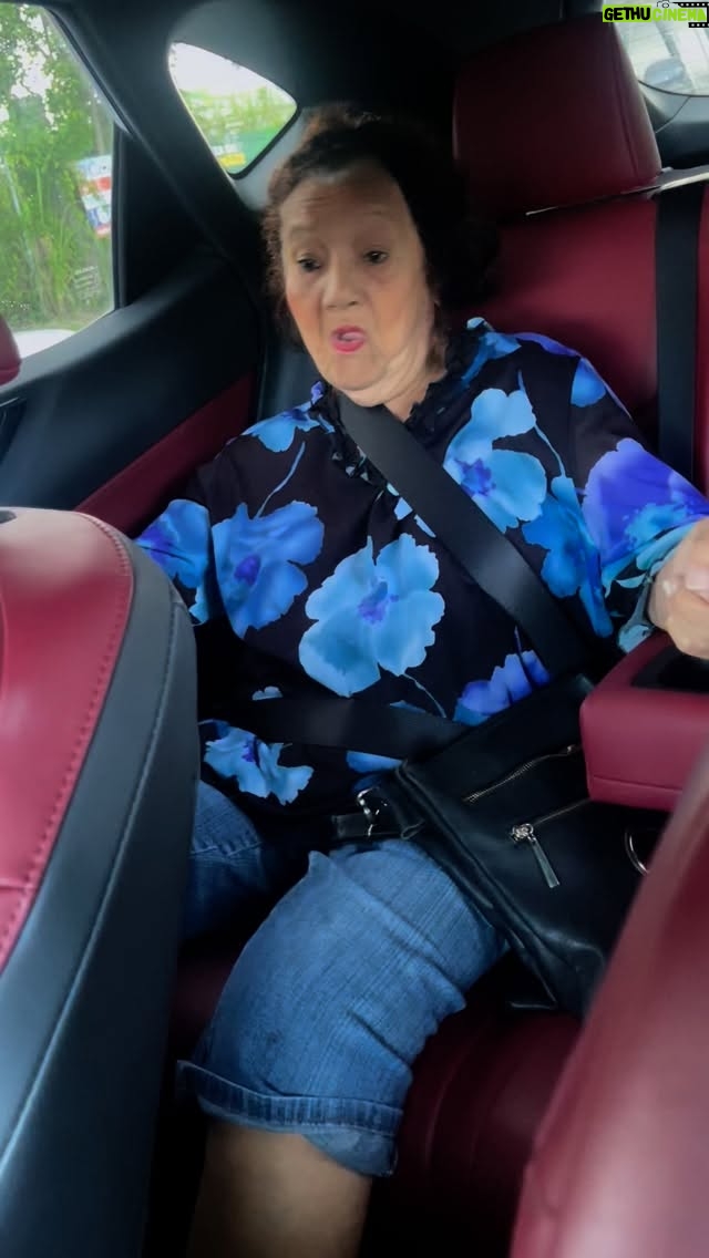 Yamaris Latorre - 253 Likes - Si les dijera todos sus achaques y lo que ha sido este último año para esta doñita… y aún así…💃💜. Moraleja: ¡Báilale a la
vida! Chequea la mirada final… Ya sabes a quién salí… 😂