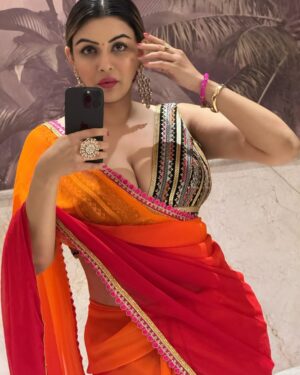 Yamini Malhotra Instagram - Kisine meri photo nahi kheenchi 😒 Selfie leni padh rahi
.
#redsaree #pinksaree #saree #sareelove #sareelover #sareefashion #sareeindia #sareelovers #sareeaddict #sareestyle #sareeseduction #sareetrends