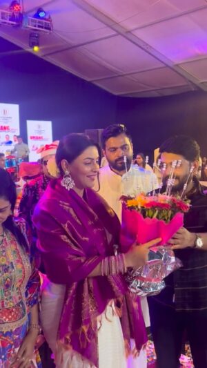 Yamini Malhotra Instagram - Loving every bit of being in Mumbai during festive season
Thank you @umangnavratri for the invite.
Thank you @sp_photography12 for a wonderful coordination