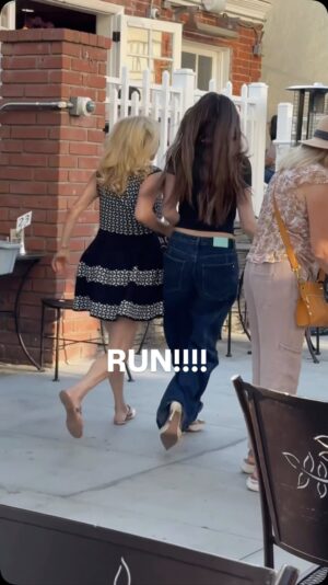 Yanina Mak Instagram - Run!! 😂❤️
#dating#relationship#forfun#women #womeninspiringwomen #womensupportingwomen