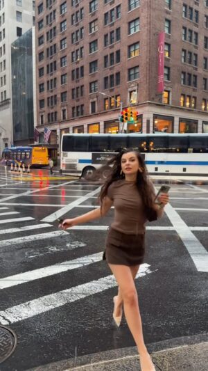 Yanina Mak Instagram - Sorry not sorry😂
#jokes#comedy#rain#newyork#newyorkcity#dating#relationship#relationshipadvice