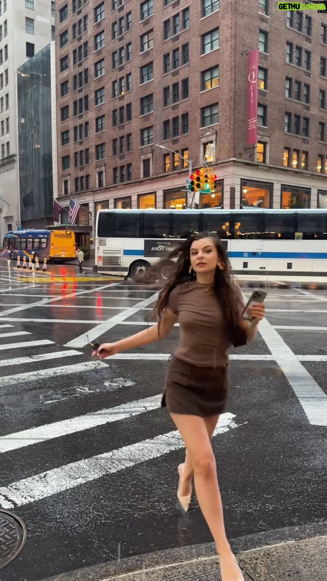 Yanina Mak - 0.9K Likes - Sorry not sorry😂

#jokes#comedy#rain#newyork#newyorkcity#dating#relationship#relationshipadvice