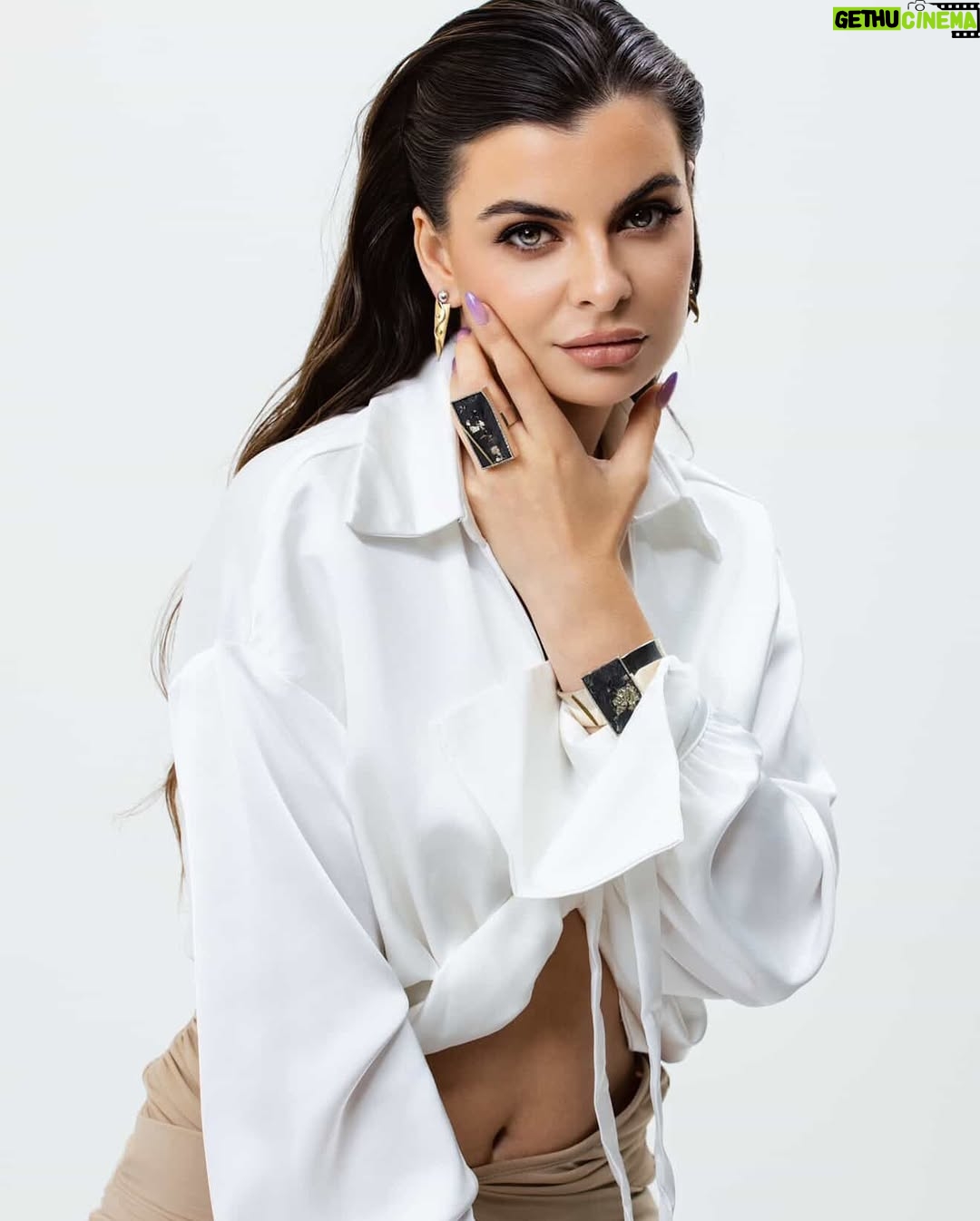 Yanina Mak - 1.7K Likes - THE POWER OF PERMISSION 🔥
She didn’t set out to disrupt an industry—she followed a spark.
When Vickie Riggs picked up a jeweler’s torch for the first time, it wasn’t about building a brand.
It was about listening to that quiet, instinctual “yes.”
The result?
A jewelry house where every piece dares you to be fully seen.

In her latest editorial, captured in the warm light of a Brooklyn studio, Riggs teamed up with muse @yaninamak_—a woman who wears confidence like a second skin. Together, they didn’t just create a photoshoot—they captured permission in motion.

Because here’s the truth:
✨ Jewelry isn’t about the piece.
It’s about the woman who chooses to wear it.
The woman who stops asking for approval and starts showing up as she truly is.

This is for the woman who leads with intention, who chooses art over excess, and who’s finally ready to say, “I can pull this off. Because I choose to.”

This is not just jewelry.
This is legacy.
This is Vickie Riggs Designs.
Now featured on @womenlosangeles 💎

—

CREDITS
Jewelry: @vickieriggsdesigns
Model & Muse: @yaninamak_
Creative Direction: @ninabvargas 
Photography & Video: Mike Yi
Hair & Makeup: Kamilla Rovshanbekova
Published by: @womenlosangeles
Explore more: vickieriggsdesigns.com

[Tags, Empowered Women, Bold Jewelry, Editorial Feature, Women In Design, Jewelry That Speaks]