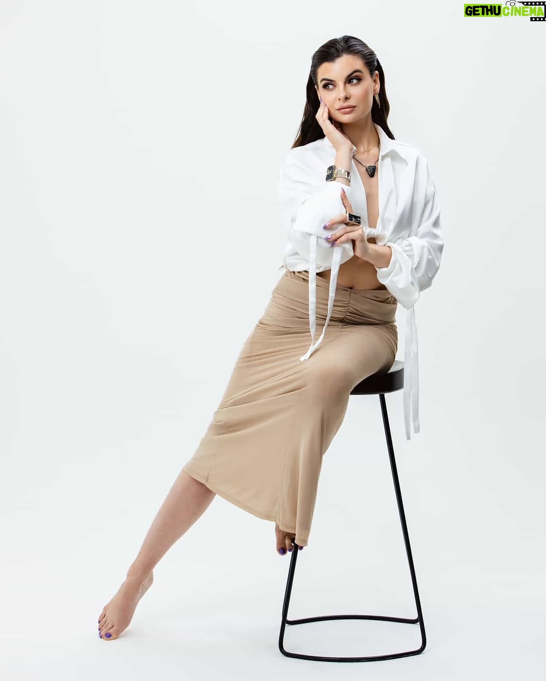 Yanina Mak - 1.7K Likes - THE POWER OF PERMISSION 🔥
She didn’t set out to disrupt an industry—she followed a spark.
When Vickie Riggs picked up a jeweler’s torch for the first time, it wasn’t about building a brand.
It was about listening to that quiet, instinctual “yes.”
The result?
A jewelry house where every piece dares you to be fully seen.

In her latest editorial, captured in the warm light of a Brooklyn studio, Riggs teamed up with muse @yaninamak_—a woman who wears confidence like a second skin. Together, they didn’t just create a photoshoot—they captured permission in motion.

Because here’s the truth:
✨ Jewelry isn’t about the piece.
It’s about the woman who chooses to wear it.
The woman who stops asking for approval and starts showing up as she truly is.

This is for the woman who leads with intention, who chooses art over excess, and who’s finally ready to say, “I can pull this off. Because I choose to.”

This is not just jewelry.
This is legacy.
This is Vickie Riggs Designs.
Now featured on @womenlosangeles 💎

—

CREDITS
Jewelry: @vickieriggsdesigns
Model & Muse: @yaninamak_
Creative Direction: @ninabvargas 
Photography & Video: Mike Yi
Hair & Makeup: Kamilla Rovshanbekova
Published by: @womenlosangeles
Explore more: vickieriggsdesigns.com

[Tags, Empowered Women, Bold Jewelry, Editorial Feature, Women In Design, Jewelry That Speaks]