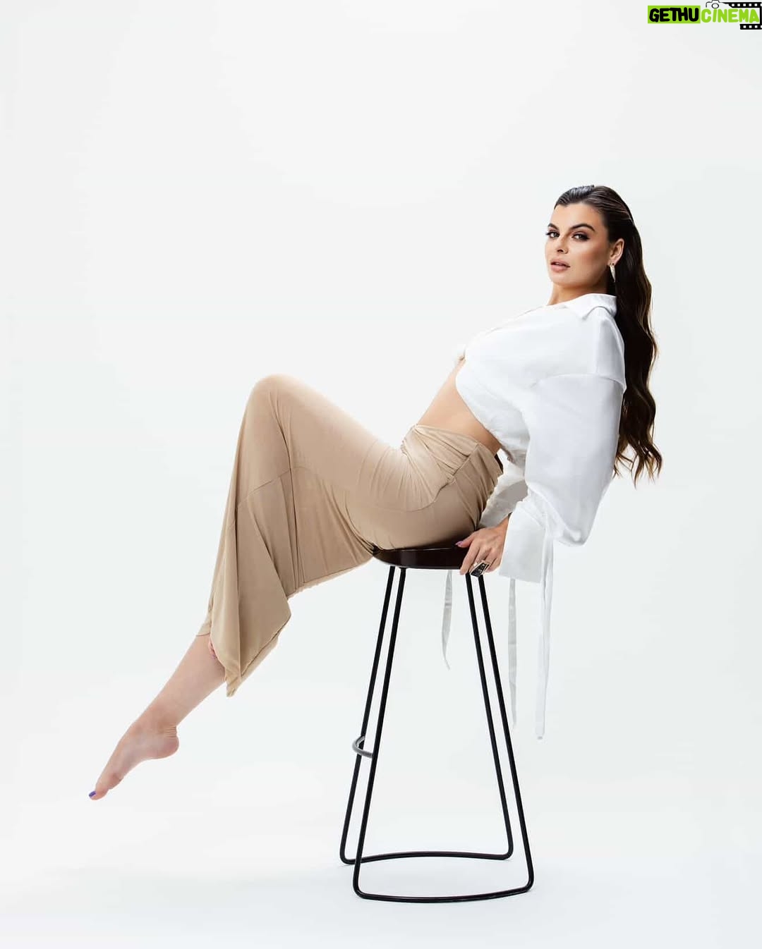 Yanina Mak - 1.7K Likes - THE POWER OF PERMISSION 🔥
She didn’t set out to disrupt an industry—she followed a spark.
When Vickie Riggs picked up a jeweler’s torch for the first time, it wasn’t about building a brand.
It was about listening to that quiet, instinctual “yes.”
The result?
A jewelry house where every piece dares you to be fully seen.

In her latest editorial, captured in the warm light of a Brooklyn studio, Riggs teamed up with muse @yaninamak_—a woman who wears confidence like a second skin. Together, they didn’t just create a photoshoot—they captured permission in motion.

Because here’s the truth:
✨ Jewelry isn’t about the piece.
It’s about the woman who chooses to wear it.
The woman who stops asking for approval and starts showing up as she truly is.

This is for the woman who leads with intention, who chooses art over excess, and who’s finally ready to say, “I can pull this off. Because I choose to.”

This is not just jewelry.
This is legacy.
This is Vickie Riggs Designs.
Now featured on @womenlosangeles 💎

—

CREDITS
Jewelry: @vickieriggsdesigns
Model & Muse: @yaninamak_
Creative Direction: @ninabvargas 
Photography & Video: Mike Yi
Hair & Makeup: Kamilla Rovshanbekova
Published by: @womenlosangeles
Explore more: vickieriggsdesigns.com

[Tags, Empowered Women, Bold Jewelry, Editorial Feature, Women In Design, Jewelry That Speaks]
