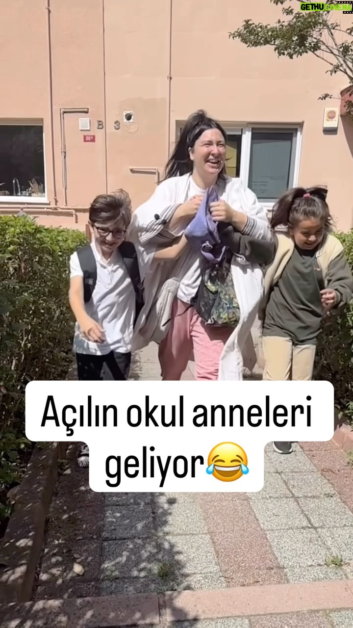 Yasemin Sakallıoğlu - 646.2K Likes - Yeni okul dönemi herkese hayırlı olsun😂