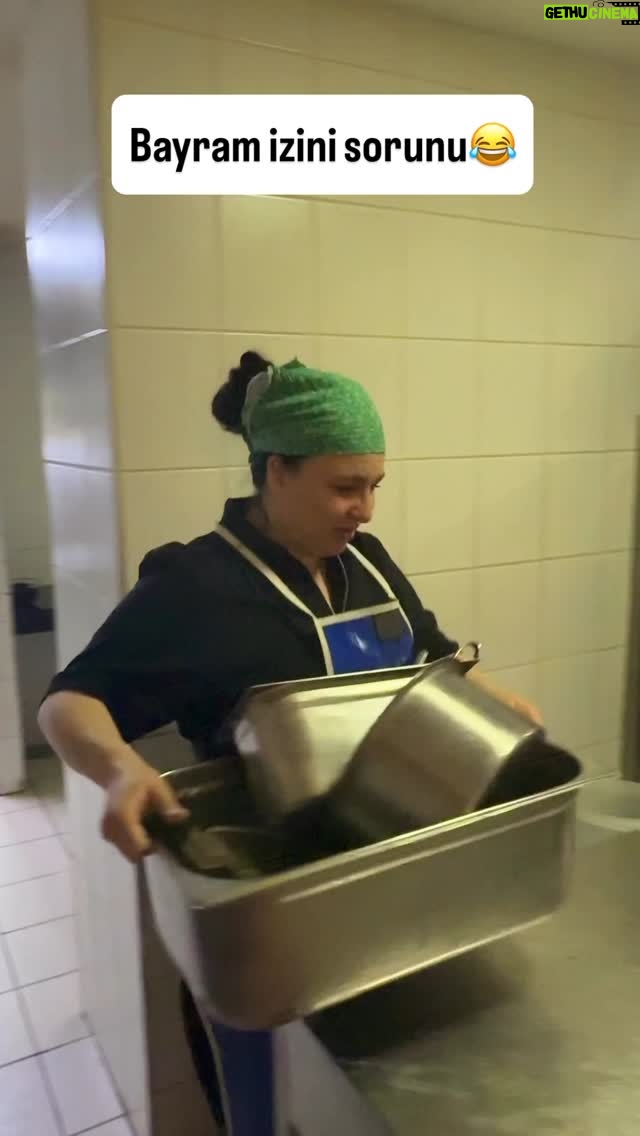 Yasemin Sakallıoğlu - 490.2K Likes - Günde en az 3 kere işi bırakma nöbeti geçirenlerin videosu😂