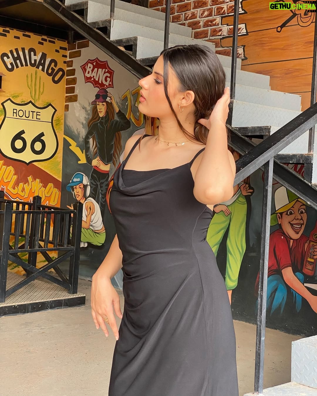 Yashika Anand - 2K Likes - 🖤🖤 makeup @jaszby_hair 

.

#trendingreels #explorepage #beautiful #blogger #video #reelsinstagram #viral #instagood #instafashion #instagram #cute #girl #punjabi #skincare #brand #travel #