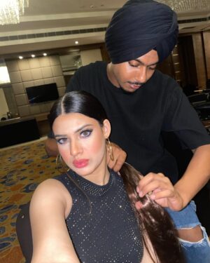 Yashika Anand Instagram - @kashish_art 💄🔥 #onset 🎬

.
.
. 
. 

#anandyashika#shooting#naturalmakeup#makeuplooks#fashionable#fashionnova#fashionaddict#bloggersofinstagram#modelling#clothings#popxobeauty#followforfollowback#messyhairs#@yashikaaa_anand#lovepost#poses#luxury#bloggerlife#lovefashion#photooftheday#photographer#makeuplife#indianclothing#lakmefashionweek#westernwear#cute