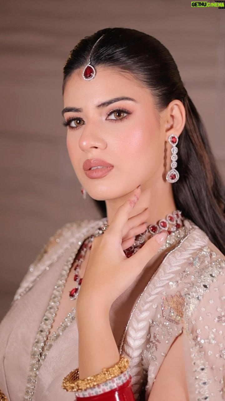 Yashika Anand - 1.4K Likes - Here’s to the bride, shining with grace and ready to embark on a lifetime of happiness 🩷✨” my reception bride “

Wearing @mehharr_designerstudio 
Jwellery @radheradhejewellers 

#receptionbride #nisharorabride #bride #ludhianamakeupartist #ludhianadesigner #ludhianahairstylist #bridalmakeupartist #ludhianabrides #ludhianajewellers