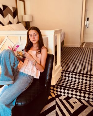 Yelena Maciel Instagram - Ella…
Feliz cumpleaños amor mío 💖🥳🥳🥳
El gran amor de mi vida.
Mi pequeña maestra de las más grandes lecciones. 
La persona que me hace tener que estacionarme cuando voy manejando junto a ella de tanto que me hace reír. 
El equipo perfecto, porque siempre hemos sido ella y yo y siempre hemos superado cada prueba como un equipo lleno de valentía y que orgullosa estoy de nuestro equipo 😍
La sonrisa por la que que me he despertado motivada a construir un mundo más lindo cada mañana.
La misión más grande que me entregó papá Dios y el regalo más grande que me da todos los días también. Siempre hemos caminado las dos con Dios al control y así seguirá siendo. 
Ella es quien con un abrazo me da toda la paz que necesita mi corazón. 
Ella es quien admiro por su determinación, valentía, nobleza, humor inteligente, visión, inteligencia, por la manera de querer a su familia y sus amigos, por la menera de amar a Maia (nuestra perrita) y a todos los animales y su gran deseo y preocupación por amar y cuidar a todos los animales y la naturaleza, por su gran talento. 
Ella es una artista de todo corazón y admiro su forma de amar y respetar el arte porque se forma cada día. Baila con pasión, canta con todo el sentimiento y juega interpretando y amando interpretar. 
Ella es la mejor compañera de viajes y aventuras del planeta 😍🌎
Ella y yo tenemos tantas historias increíbles que siento que hemos vivido mil vidas juntas.
Estoy infinitamente agradecida de que me eligieras como tu mamá mi @mimicandyworld 
Feliz cumpleaños! Se cuánto amas y disfrutas cada cumpleaños, el tuyo y el de quienes amas. 
A seguir celebrando la vida con el alma. 
Te amo 💖