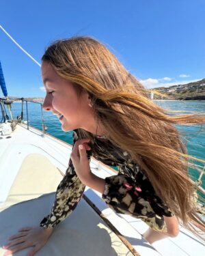 Yelena Maciel Instagram - Ella…
Feliz cumpleaños amor mío 💖🥳🥳🥳
El gran amor de mi vida.
Mi pequeña maestra de las más grandes lecciones. 
La persona que me hace tener que estacionarme cuando voy manejando junto a ella de tanto que me hace reír. 
El equipo perfecto, porque siempre hemos sido ella y yo y siempre hemos superado cada prueba como un equipo lleno de valentía y que orgullosa estoy de nuestro equipo 😍
La sonrisa por la que que me he despertado motivada a construir un mundo más lindo cada mañana.
La misión más grande que me entregó papá Dios y el regalo más grande que me da todos los días también. Siempre hemos caminado las dos con Dios al control y así seguirá siendo. 
Ella es quien con un abrazo me da toda la paz que necesita mi corazón. 
Ella es quien admiro por su determinación, valentía, nobleza, humor inteligente, visión, inteligencia, por la manera de querer a su familia y sus amigos, por la menera de amar a Maia (nuestra perrita) y a todos los animales y su gran deseo y preocupación por amar y cuidar a todos los animales y la naturaleza, por su gran talento. 
Ella es una artista de todo corazón y admiro su forma de amar y respetar el arte porque se forma cada día. Baila con pasión, canta con todo el sentimiento y juega interpretando y amando interpretar. 
Ella es la mejor compañera de viajes y aventuras del planeta 😍🌎
Ella y yo tenemos tantas historias increíbles que siento que hemos vivido mil vidas juntas.
Estoy infinitamente agradecida de que me eligieras como tu mamá mi @mimicandyworld 
Feliz cumpleaños! Se cuánto amas y disfrutas cada cumpleaños, el tuyo y el de quienes amas. 
A seguir celebrando la vida con el alma. 
Te amo 💖