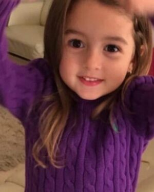 Yelena Maciel Instagram - Ella…
Feliz cumpleaños amor mío 💖🥳🥳🥳
El gran amor de mi vida.
Mi pequeña maestra de las más grandes lecciones. 
La persona que me hace tener que estacionarme cuando voy manejando junto a ella de tanto que me hace reír. 
El equipo perfecto, porque siempre hemos sido ella y yo y siempre hemos superado cada prueba como un equipo lleno de valentía y que orgullosa estoy de nuestro equipo 😍
La sonrisa por la que que me he despertado motivada a construir un mundo más lindo cada mañana.
La misión más grande que me entregó papá Dios y el regalo más grande que me da todos los días también. Siempre hemos caminado las dos con Dios al control y así seguirá siendo. 
Ella es quien con un abrazo me da toda la paz que necesita mi corazón. 
Ella es quien admiro por su determinación, valentía, nobleza, humor inteligente, visión, inteligencia, por la manera de querer a su familia y sus amigos, por la menera de amar a Maia (nuestra perrita) y a todos los animales y su gran deseo y preocupación por amar y cuidar a todos los animales y la naturaleza, por su gran talento. 
Ella es una artista de todo corazón y admiro su forma de amar y respetar el arte porque se forma cada día. Baila con pasión, canta con todo el sentimiento y juega interpretando y amando interpretar. 
Ella es la mejor compañera de viajes y aventuras del planeta 😍🌎
Ella y yo tenemos tantas historias increíbles que siento que hemos vivido mil vidas juntas.
Estoy infinitamente agradecida de que me eligieras como tu mamá mi @mimicandyworld 
Feliz cumpleaños! Se cuánto amas y disfrutas cada cumpleaños, el tuyo y el de quienes amas. 
A seguir celebrando la vida con el alma. 
Te amo 💖