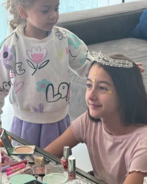 Yelena Maciel Instagram - Ella…
Feliz cumpleaños amor mío 💖🥳🥳🥳
El gran amor de mi vida.
Mi pequeña maestra de las más grandes lecciones. 
La persona que me hace tener que estacionarme cuando voy manejando junto a ella de tanto que me hace reír. 
El equipo perfecto, porque siempre hemos sido ella y yo y siempre hemos superado cada prueba como un equipo lleno de valentía y que orgullosa estoy de nuestro equipo 😍
La sonrisa por la que que me he despertado motivada a construir un mundo más lindo cada mañana.
La misión más grande que me entregó papá Dios y el regalo más grande que me da todos los días también. Siempre hemos caminado las dos con Dios al control y así seguirá siendo. 
Ella es quien con un abrazo me da toda la paz que necesita mi corazón. 
Ella es quien admiro por su determinación, valentía, nobleza, humor inteligente, visión, inteligencia, por la manera de querer a su familia y sus amigos, por la menera de amar a Maia (nuestra perrita) y a todos los animales y su gran deseo y preocupación por amar y cuidar a todos los animales y la naturaleza, por su gran talento. 
Ella es una artista de todo corazón y admiro su forma de amar y respetar el arte porque se forma cada día. Baila con pasión, canta con todo el sentimiento y juega interpretando y amando interpretar. 
Ella es la mejor compañera de viajes y aventuras del planeta 😍🌎
Ella y yo tenemos tantas historias increíbles que siento que hemos vivido mil vidas juntas.
Estoy infinitamente agradecida de que me eligieras como tu mamá mi @mimicandyworld 
Feliz cumpleaños! Se cuánto amas y disfrutas cada cumpleaños, el tuyo y el de quienes amas. 
A seguir celebrando la vida con el alma. 
Te amo 💖