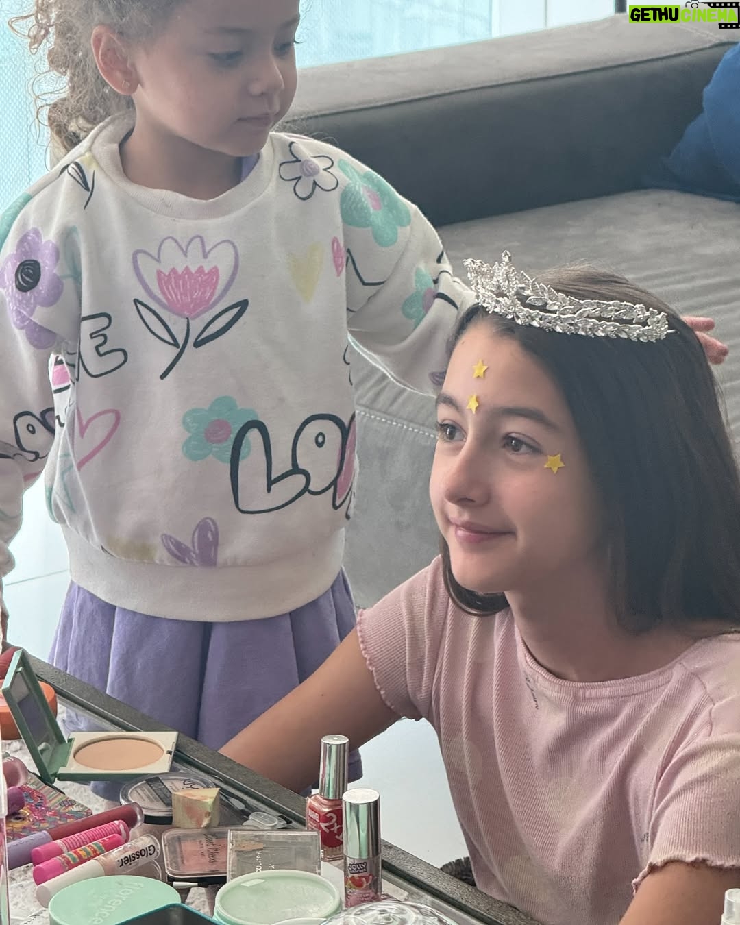 Yelena Maciel - 15.5K Likes - Ella…
Feliz cumpleaños amor mío 💖🥳🥳🥳
El gran amor de mi vida.
Mi pequeña maestra de las más grandes lecciones. 
La persona que me hace tener que estacionarme cuando voy manejando junto a ella de tanto que me hace reír. 
El equipo perfecto, porque siempre hemos sido ella y yo y siempre hemos superado cada prueba como un equipo lleno de valentía y que orgullosa estoy de nuestro equipo 😍
La sonrisa por la que que me he despertado motivada a construir un mundo más lindo cada mañana.
La misión más grande que me entregó papá Dios y el regalo más grande que me da todos los días también. Siempre hemos caminado las dos con Dios al control y así seguirá siendo. 
Ella es quien con un abrazo me da toda la paz que necesita mi corazón. 
Ella es quien admiro por su determinación, valentía, nobleza, humor inteligente, visión, inteligencia, por la manera de querer a su familia y sus amigos, por la menera de amar a Maia (nuestra perrita) y a todos los animales y su gran deseo y preocupación por amar y cuidar a todos los animales y la naturaleza, por su gran talento. 
Ella es una artista de todo corazón y admiro su forma de amar y respetar el arte porque se forma cada día. Baila con pasión, canta con todo el sentimiento y juega interpretando y amando interpretar. 
Ella es la mejor compañera de viajes y aventuras del planeta 😍🌎
Ella y yo tenemos tantas historias increíbles que siento que hemos vivido mil vidas juntas.
Estoy infinitamente agradecida de que me eligieras como tu mamá mi @mimicandyworld 
Feliz cumpleaños! Se cuánto amas y disfrutas cada cumpleaños, el tuyo y el de quienes amas. 
A seguir celebrando la vida con el alma. 
Te amo 💖