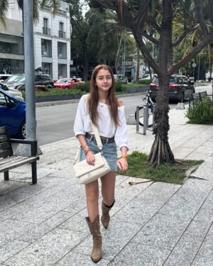 Yelena Maciel Instagram - Ella…
Feliz cumpleaños amor mío 💖🥳🥳🥳
El gran amor de mi vida.
Mi pequeña maestra de las más grandes lecciones. 
La persona que me hace tener que estacionarme cuando voy manejando junto a ella de tanto que me hace reír. 
El equipo perfecto, porque siempre hemos sido ella y yo y siempre hemos superado cada prueba como un equipo lleno de valentía y que orgullosa estoy de nuestro equipo 😍
La sonrisa por la que que me he despertado motivada a construir un mundo más lindo cada mañana.
La misión más grande que me entregó papá Dios y el regalo más grande que me da todos los días también. Siempre hemos caminado las dos con Dios al control y así seguirá siendo. 
Ella es quien con un abrazo me da toda la paz que necesita mi corazón. 
Ella es quien admiro por su determinación, valentía, nobleza, humor inteligente, visión, inteligencia, por la manera de querer a su familia y sus amigos, por la menera de amar a Maia (nuestra perrita) y a todos los animales y su gran deseo y preocupación por amar y cuidar a todos los animales y la naturaleza, por su gran talento. 
Ella es una artista de todo corazón y admiro su forma de amar y respetar el arte porque se forma cada día. Baila con pasión, canta con todo el sentimiento y juega interpretando y amando interpretar. 
Ella es la mejor compañera de viajes y aventuras del planeta 😍🌎
Ella y yo tenemos tantas historias increíbles que siento que hemos vivido mil vidas juntas.
Estoy infinitamente agradecida de que me eligieras como tu mamá mi @mimicandyworld 
Feliz cumpleaños! Se cuánto amas y disfrutas cada cumpleaños, el tuyo y el de quienes amas. 
A seguir celebrando la vida con el alma. 
Te amo 💖