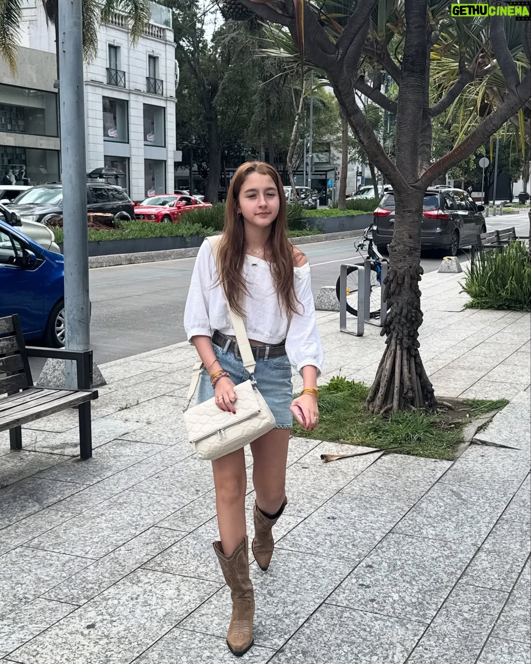 Yelena Maciel - 15.5K Likes - Ella…
Feliz cumpleaños amor mío 💖🥳🥳🥳
El gran amor de mi vida.
Mi pequeña maestra de las más grandes lecciones. 
La persona que me hace tener que estacionarme cuando voy manejando junto a ella de tanto que me hace reír. 
El equipo perfecto, porque siempre hemos sido ella y yo y siempre hemos superado cada prueba como un equipo lleno de valentía y que orgullosa estoy de nuestro equipo 😍
La sonrisa por la que que me he despertado motivada a construir un mundo más lindo cada mañana.
La misión más grande que me entregó papá Dios y el regalo más grande que me da todos los días también. Siempre hemos caminado las dos con Dios al control y así seguirá siendo. 
Ella es quien con un abrazo me da toda la paz que necesita mi corazón. 
Ella es quien admiro por su determinación, valentía, nobleza, humor inteligente, visión, inteligencia, por la manera de querer a su familia y sus amigos, por la menera de amar a Maia (nuestra perrita) y a todos los animales y su gran deseo y preocupación por amar y cuidar a todos los animales y la naturaleza, por su gran talento. 
Ella es una artista de todo corazón y admiro su forma de amar y respetar el arte porque se forma cada día. Baila con pasión, canta con todo el sentimiento y juega interpretando y amando interpretar. 
Ella es la mejor compañera de viajes y aventuras del planeta 😍🌎
Ella y yo tenemos tantas historias increíbles que siento que hemos vivido mil vidas juntas.
Estoy infinitamente agradecida de que me eligieras como tu mamá mi @mimicandyworld 
Feliz cumpleaños! Se cuánto amas y disfrutas cada cumpleaños, el tuyo y el de quienes amas. 
A seguir celebrando la vida con el alma. 
Te amo 💖