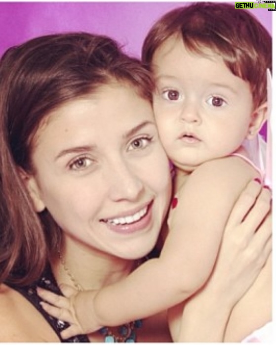 Yelena Maciel - 15.5K Likes - Ella…
Feliz cumpleaños amor mío 💖🥳🥳🥳
El gran amor de mi vida.
Mi pequeña maestra de las más grandes lecciones. 
La persona que me hace tener que estacionarme cuando voy manejando junto a ella de tanto que me hace reír. 
El equipo perfecto, porque siempre hemos sido ella y yo y siempre hemos superado cada prueba como un equipo lleno de valentía y que orgullosa estoy de nuestro equipo 😍
La sonrisa por la que que me he despertado motivada a construir un mundo más lindo cada mañana.
La misión más grande que me entregó papá Dios y el regalo más grande que me da todos los días también. Siempre hemos caminado las dos con Dios al control y así seguirá siendo. 
Ella es quien con un abrazo me da toda la paz que necesita mi corazón. 
Ella es quien admiro por su determinación, valentía, nobleza, humor inteligente, visión, inteligencia, por la manera de querer a su familia y sus amigos, por la menera de amar a Maia (nuestra perrita) y a todos los animales y su gran deseo y preocupación por amar y cuidar a todos los animales y la naturaleza, por su gran talento. 
Ella es una artista de todo corazón y admiro su forma de amar y respetar el arte porque se forma cada día. Baila con pasión, canta con todo el sentimiento y juega interpretando y amando interpretar. 
Ella es la mejor compañera de viajes y aventuras del planeta 😍🌎
Ella y yo tenemos tantas historias increíbles que siento que hemos vivido mil vidas juntas.
Estoy infinitamente agradecida de que me eligieras como tu mamá mi @mimicandyworld 
Feliz cumpleaños! Se cuánto amas y disfrutas cada cumpleaños, el tuyo y el de quienes amas. 
A seguir celebrando la vida con el alma. 
Te amo 💖