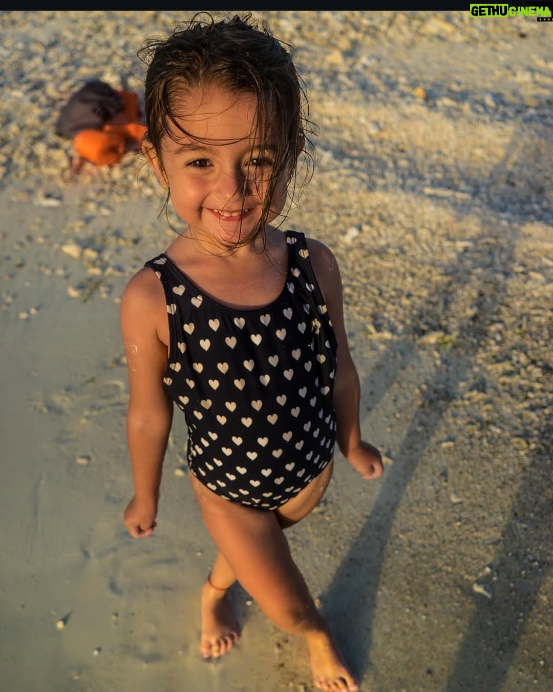 Yelena Maciel - 15.5K Likes - Ella…
Feliz cumpleaños amor mío 💖🥳🥳🥳
El gran amor de mi vida.
Mi pequeña maestra de las más grandes lecciones. 
La persona que me hace tener que estacionarme cuando voy manejando junto a ella de tanto que me hace reír. 
El equipo perfecto, porque siempre hemos sido ella y yo y siempre hemos superado cada prueba como un equipo lleno de valentía y que orgullosa estoy de nuestro equipo 😍
La sonrisa por la que que me he despertado motivada a construir un mundo más lindo cada mañana.
La misión más grande que me entregó papá Dios y el regalo más grande que me da todos los días también. Siempre hemos caminado las dos con Dios al control y así seguirá siendo. 
Ella es quien con un abrazo me da toda la paz que necesita mi corazón. 
Ella es quien admiro por su determinación, valentía, nobleza, humor inteligente, visión, inteligencia, por la manera de querer a su familia y sus amigos, por la menera de amar a Maia (nuestra perrita) y a todos los animales y su gran deseo y preocupación por amar y cuidar a todos los animales y la naturaleza, por su gran talento. 
Ella es una artista de todo corazón y admiro su forma de amar y respetar el arte porque se forma cada día. Baila con pasión, canta con todo el sentimiento y juega interpretando y amando interpretar. 
Ella es la mejor compañera de viajes y aventuras del planeta 😍🌎
Ella y yo tenemos tantas historias increíbles que siento que hemos vivido mil vidas juntas.
Estoy infinitamente agradecida de que me eligieras como tu mamá mi @mimicandyworld 
Feliz cumpleaños! Se cuánto amas y disfrutas cada cumpleaños, el tuyo y el de quienes amas. 
A seguir celebrando la vida con el alma. 
Te amo 💖