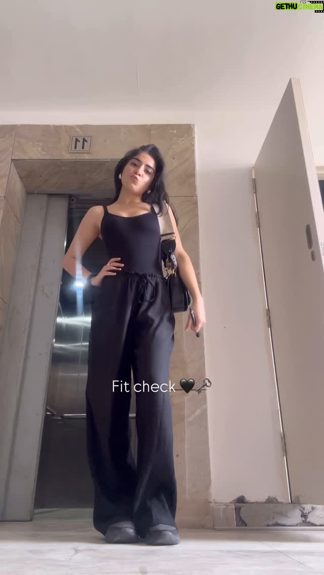 Yesha Dhiman - 88.2K Likes - Late but reel zaroori hai 🤡👍🏻