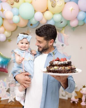 Yildiz Cagri Atiksoy Instagram - 🧿🧿🧿🧿🧿
Cennet evladının yüzüymüş .. yüzünü gördüğümde anladım Cennet yüzlü kızım 🥹 Benim hayal ettiğimden de güzel seninle yeniden doğmak.. Senden önce ne kadar korkusuzmuşum meğer, şimdi ödüm kopuyor tırnağının ucu kırılacak diye.. bir yandan koca Dünyayı sırtlayacak güce, karşısında duracak cesarete sahipken, öte yandan seni sarıp sarmalayıp en içime saklamak istiyorum.
Dilerim; yaşamın boyunca benim kalbimle sevsinler seni, benim gözlerimle baksınlar, benim dokunduğum gibi dokunsun herkes sana 🙏🏻 Bu Dünya’ya mutluluğu deneyimlemek için gelmiş ol güzel kızım, imtihansız imtihanların olsun meleğim.. Rabbimin iyi ruhları çıksın hep karşına 🙏🏻 Seninle ilgili çok fazla hayalim var .. ama ilki Babanla bizim yaşlarımıza geldiğin yaşlara sağlıkla şahit olmayı tüm kalbimle diliyorum.. Ömrüm yettiği müddetçe seninle gökyüzünde kanatsız uçacağız Miloşkom .. benim kızım olduğun için çok şanslıyım.. iyi ki bana ..
bize geldin gül gözlüm .. #MiraMilena1yaşında #MiraMilenaOktay 21.05.24 🤍🙏🏻🥲 Doğum günü pastan her sene Babanın ellerinden olsun ☺️🎉🎈