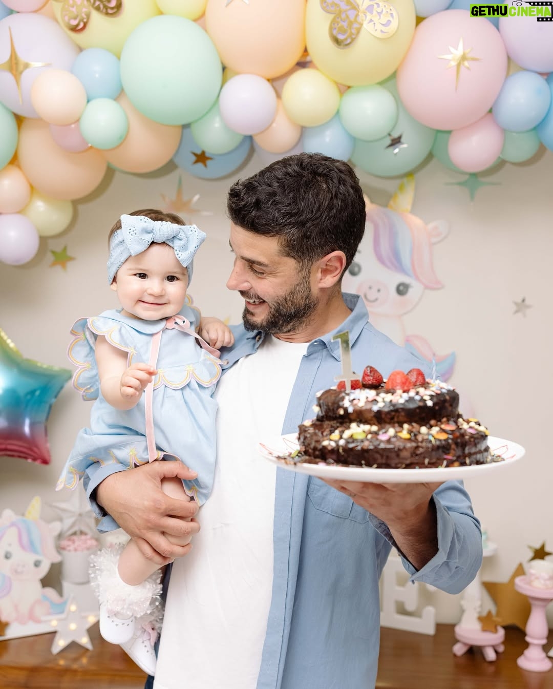 Yildiz Cagri Atiksoy - 445.2K Likes - 🧿🧿🧿🧿🧿 
Cennet evladının yüzüymüş .. yüzünü gördüğümde anladım Cennet yüzlü kızım 🥹 Benim hayal ettiğimden de güzel seninle yeniden doğmak.. Senden önce ne kadar korkusuzmuşum meğer, şimdi ödüm kopuyor tırnağının ucu kırılacak diye.. bir yandan koca Dünyayı sırtlayacak güce, karşısında duracak cesarete sahipken, öte yandan seni sarıp sarmalayıp en içime saklamak istiyorum. 
Dilerim; yaşamın boyunca benim kalbimle sevsinler seni, benim gözlerimle baksınlar, benim dokunduğum gibi dokunsun herkes sana 🙏🏻 Bu Dünya’ya mutluluğu deneyimlemek için gelmiş ol güzel kızım, imtihansız imtihanların olsun meleğim.. Rabbimin iyi ruhları çıksın hep karşına 🙏🏻 Seninle ilgili çok fazla hayalim var .. ama ilki Babanla bizim yaşlarımıza geldiğin yaşlara sağlıkla şahit olmayı tüm kalbimle diliyorum.. Ömrüm yettiği müddetçe seninle gökyüzünde kanatsız uçacağız Miloşkom .. benim kızım olduğun için çok şanslıyım.. iyi ki bana .. 
bize geldin gül gözlüm .. #MiraMilena1yaşında #MiraMilenaOktay 21.05.24 🤍🙏🏻🥲 Doğum günü pastan her sene Babanın ellerinden olsun ☺️🎉🎈