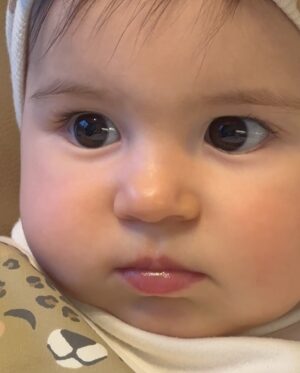 Yildiz Cagri Atiksoy Instagram - 🧿🧿🧿🧿🧿
Cennet evladının yüzüymüş .. yüzünü gördüğümde anladım Cennet yüzlü kızım 🥹 Benim hayal ettiğimden de güzel seninle yeniden doğmak.. Senden önce ne kadar korkusuzmuşum meğer, şimdi ödüm kopuyor tırnağının ucu kırılacak diye.. bir yandan koca Dünyayı sırtlayacak güce, karşısında duracak cesarete sahipken, öte yandan seni sarıp sarmalayıp en içime saklamak istiyorum.
Dilerim; yaşamın boyunca benim kalbimle sevsinler seni, benim gözlerimle baksınlar, benim dokunduğum gibi dokunsun herkes sana 🙏🏻 Bu Dünya’ya mutluluğu deneyimlemek için gelmiş ol güzel kızım, imtihansız imtihanların olsun meleğim.. Rabbimin iyi ruhları çıksın hep karşına 🙏🏻 Seninle ilgili çok fazla hayalim var .. ama ilki Babanla bizim yaşlarımıza geldiğin yaşlara sağlıkla şahit olmayı tüm kalbimle diliyorum.. Ömrüm yettiği müddetçe seninle gökyüzünde kanatsız uçacağız Miloşkom .. benim kızım olduğun için çok şanslıyım.. iyi ki bana ..
bize geldin gül gözlüm .. #MiraMilena1yaşında #MiraMilenaOktay 21.05.24 🤍🙏🏻🥲 Doğum günü pastan her sene Babanın ellerinden olsun ☺️🎉🎈