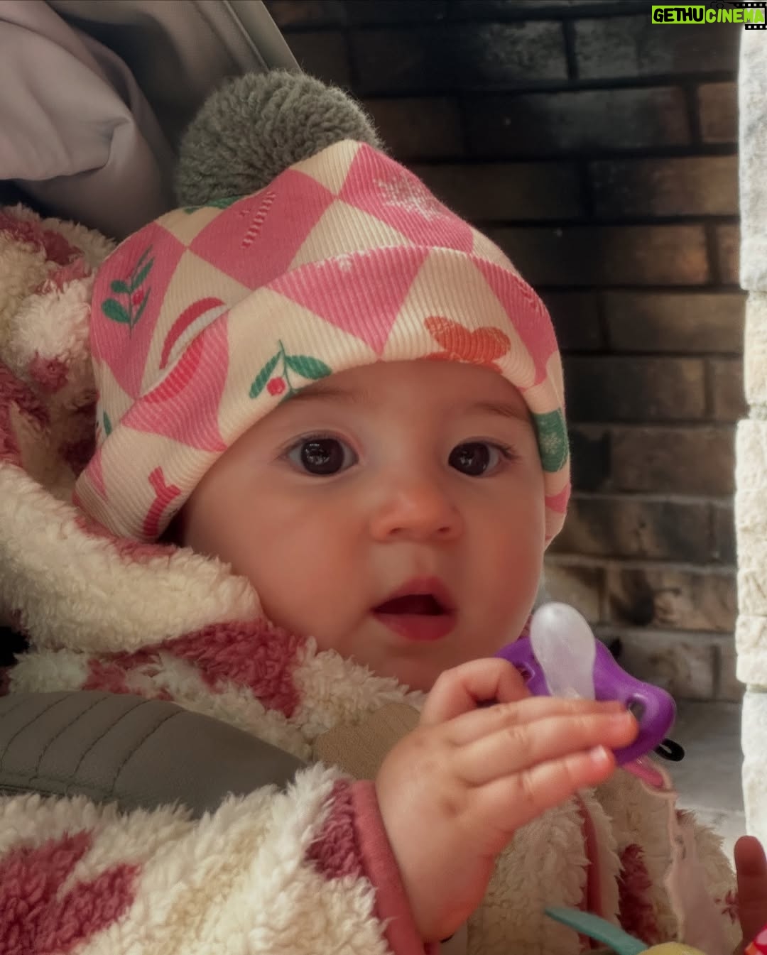 Yildiz Cagri Atiksoy - 445.2K Likes - 🧿🧿🧿🧿🧿 
Cennet evladının yüzüymüş .. yüzünü gördüğümde anladım Cennet yüzlü kızım 🥹 Benim hayal ettiğimden de güzel seninle yeniden doğmak.. Senden önce ne kadar korkusuzmuşum meğer, şimdi ödüm kopuyor tırnağının ucu kırılacak diye.. bir yandan koca Dünyayı sırtlayacak güce, karşısında duracak cesarete sahipken, öte yandan seni sarıp sarmalayıp en içime saklamak istiyorum. 
Dilerim; yaşamın boyunca benim kalbimle sevsinler seni, benim gözlerimle baksınlar, benim dokunduğum gibi dokunsun herkes sana 🙏🏻 Bu Dünya’ya mutluluğu deneyimlemek için gelmiş ol güzel kızım, imtihansız imtihanların olsun meleğim.. Rabbimin iyi ruhları çıksın hep karşına 🙏🏻 Seninle ilgili çok fazla hayalim var .. ama ilki Babanla bizim yaşlarımıza geldiğin yaşlara sağlıkla şahit olmayı tüm kalbimle diliyorum.. Ömrüm yettiği müddetçe seninle gökyüzünde kanatsız uçacağız Miloşkom .. benim kızım olduğun için çok şanslıyım.. iyi ki bana .. 
bize geldin gül gözlüm .. #MiraMilena1yaşında #MiraMilenaOktay 21.05.24 🤍🙏🏻🥲 Doğum günü pastan her sene Babanın ellerinden olsun ☺️🎉🎈