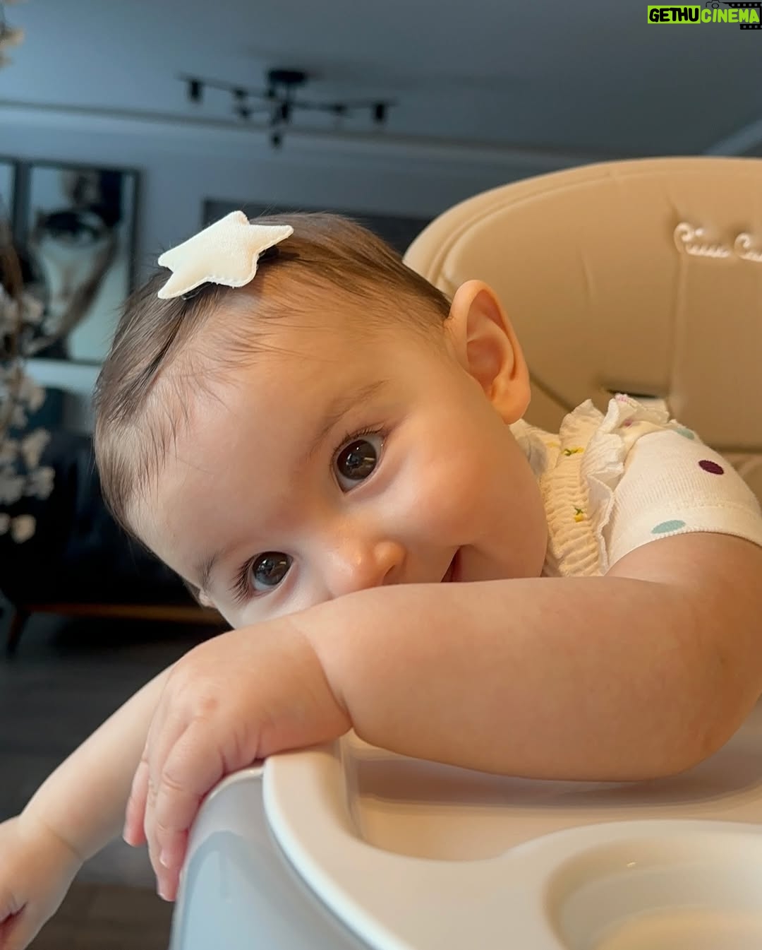 Yildiz Cagri Atiksoy - 445.2K Likes - 🧿🧿🧿🧿🧿 
Cennet evladının yüzüymüş .. yüzünü gördüğümde anladım Cennet yüzlü kızım 🥹 Benim hayal ettiğimden de güzel seninle yeniden doğmak.. Senden önce ne kadar korkusuzmuşum meğer, şimdi ödüm kopuyor tırnağının ucu kırılacak diye.. bir yandan koca Dünyayı sırtlayacak güce, karşısında duracak cesarete sahipken, öte yandan seni sarıp sarmalayıp en içime saklamak istiyorum. 
Dilerim; yaşamın boyunca benim kalbimle sevsinler seni, benim gözlerimle baksınlar, benim dokunduğum gibi dokunsun herkes sana 🙏🏻 Bu Dünya’ya mutluluğu deneyimlemek için gelmiş ol güzel kızım, imtihansız imtihanların olsun meleğim.. Rabbimin iyi ruhları çıksın hep karşına 🙏🏻 Seninle ilgili çok fazla hayalim var .. ama ilki Babanla bizim yaşlarımıza geldiğin yaşlara sağlıkla şahit olmayı tüm kalbimle diliyorum.. Ömrüm yettiği müddetçe seninle gökyüzünde kanatsız uçacağız Miloşkom .. benim kızım olduğun için çok şanslıyım.. iyi ki bana .. 
bize geldin gül gözlüm .. #MiraMilena1yaşında #MiraMilenaOktay 21.05.24 🤍🙏🏻🥲 Doğum günü pastan her sene Babanın ellerinden olsun ☺️🎉🎈