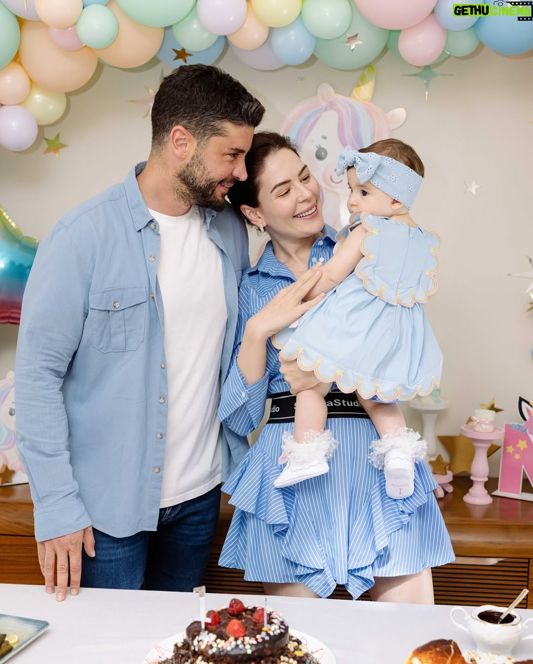 Yildiz Cagri Atiksoy - 445.2K Likes - 🧿🧿🧿🧿🧿 
Cennet evladının yüzüymüş .. yüzünü gördüğümde anladım Cennet yüzlü kızım 🥹 Benim hayal ettiğimden de güzel seninle yeniden doğmak.. Senden önce ne kadar korkusuzmuşum meğer, şimdi ödüm kopuyor tırnağının ucu kırılacak diye.. bir yandan koca Dünyayı sırtlayacak güce, karşısında duracak cesarete sahipken, öte yandan seni sarıp sarmalayıp en içime saklamak istiyorum. 
Dilerim; yaşamın boyunca benim kalbimle sevsinler seni, benim gözlerimle baksınlar, benim dokunduğum gibi dokunsun herkes sana 🙏🏻 Bu Dünya’ya mutluluğu deneyimlemek için gelmiş ol güzel kızım, imtihansız imtihanların olsun meleğim.. Rabbimin iyi ruhları çıksın hep karşına 🙏🏻 Seninle ilgili çok fazla hayalim var .. ama ilki Babanla bizim yaşlarımıza geldiğin yaşlara sağlıkla şahit olmayı tüm kalbimle diliyorum.. Ömrüm yettiği müddetçe seninle gökyüzünde kanatsız uçacağız Miloşkom .. benim kızım olduğun için çok şanslıyım.. iyi ki bana .. 
bize geldin gül gözlüm .. #MiraMilena1yaşında #MiraMilenaOktay 21.05.24 🤍🙏🏻🥲 Doğum günü pastan her sene Babanın ellerinden olsun ☺️🎉🎈