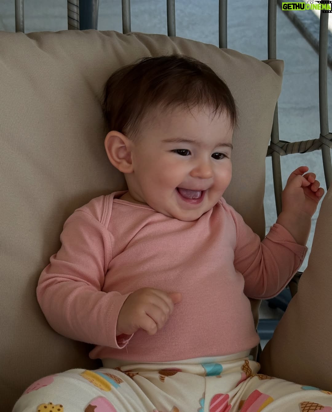 Yildiz Cagri Atiksoy - 445.2K Likes - 🧿🧿🧿🧿🧿 
Cennet evladının yüzüymüş .. yüzünü gördüğümde anladım Cennet yüzlü kızım 🥹 Benim hayal ettiğimden de güzel seninle yeniden doğmak.. Senden önce ne kadar korkusuzmuşum meğer, şimdi ödüm kopuyor tırnağının ucu kırılacak diye.. bir yandan koca Dünyayı sırtlayacak güce, karşısında duracak cesarete sahipken, öte yandan seni sarıp sarmalayıp en içime saklamak istiyorum. 
Dilerim; yaşamın boyunca benim kalbimle sevsinler seni, benim gözlerimle baksınlar, benim dokunduğum gibi dokunsun herkes sana 🙏🏻 Bu Dünya’ya mutluluğu deneyimlemek için gelmiş ol güzel kızım, imtihansız imtihanların olsun meleğim.. Rabbimin iyi ruhları çıksın hep karşına 🙏🏻 Seninle ilgili çok fazla hayalim var .. ama ilki Babanla bizim yaşlarımıza geldiğin yaşlara sağlıkla şahit olmayı tüm kalbimle diliyorum.. Ömrüm yettiği müddetçe seninle gökyüzünde kanatsız uçacağız Miloşkom .. benim kızım olduğun için çok şanslıyım.. iyi ki bana .. 
bize geldin gül gözlüm .. #MiraMilena1yaşında #MiraMilenaOktay 21.05.24 🤍🙏🏻🥲 Doğum günü pastan her sene Babanın ellerinden olsun ☺️🎉🎈