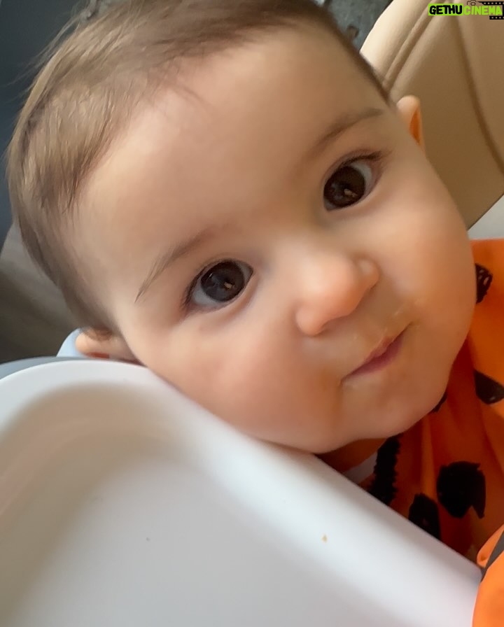 Yildiz Cagri Atiksoy - 445.2K Likes - 🧿🧿🧿🧿🧿 
Cennet evladının yüzüymüş .. yüzünü gördüğümde anladım Cennet yüzlü kızım 🥹 Benim hayal ettiğimden de güzel seninle yeniden doğmak.. Senden önce ne kadar korkusuzmuşum meğer, şimdi ödüm kopuyor tırnağının ucu kırılacak diye.. bir yandan koca Dünyayı sırtlayacak güce, karşısında duracak cesarete sahipken, öte yandan seni sarıp sarmalayıp en içime saklamak istiyorum. 
Dilerim; yaşamın boyunca benim kalbimle sevsinler seni, benim gözlerimle baksınlar, benim dokunduğum gibi dokunsun herkes sana 🙏🏻 Bu Dünya’ya mutluluğu deneyimlemek için gelmiş ol güzel kızım, imtihansız imtihanların olsun meleğim.. Rabbimin iyi ruhları çıksın hep karşına 🙏🏻 Seninle ilgili çok fazla hayalim var .. ama ilki Babanla bizim yaşlarımıza geldiğin yaşlara sağlıkla şahit olmayı tüm kalbimle diliyorum.. Ömrüm yettiği müddetçe seninle gökyüzünde kanatsız uçacağız Miloşkom .. benim kızım olduğun için çok şanslıyım.. iyi ki bana .. 
bize geldin gül gözlüm .. #MiraMilena1yaşında #MiraMilenaOktay 21.05.24 🤍🙏🏻🥲 Doğum günü pastan her sene Babanın ellerinden olsun ☺️🎉🎈