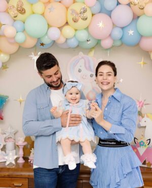 Yildiz Cagri Atiksoy Instagram - 🧿🧿🧿🧿🧿
Cennet evladının yüzüymüş .. yüzünü gördüğümde anladım Cennet yüzlü kızım 🥹 Benim hayal ettiğimden de güzel seninle yeniden doğmak.. Senden önce ne kadar korkusuzmuşum meğer, şimdi ödüm kopuyor tırnağının ucu kırılacak diye.. bir yandan koca Dünyayı sırtlayacak güce, karşısında duracak cesarete sahipken, öte yandan seni sarıp sarmalayıp en içime saklamak istiyorum.
Dilerim; yaşamın boyunca benim kalbimle sevsinler seni, benim gözlerimle baksınlar, benim dokunduğum gibi dokunsun herkes sana 🙏🏻 Bu Dünya’ya mutluluğu deneyimlemek için gelmiş ol güzel kızım, imtihansız imtihanların olsun meleğim.. Rabbimin iyi ruhları çıksın hep karşına 🙏🏻 Seninle ilgili çok fazla hayalim var .. ama ilki Babanla bizim yaşlarımıza geldiğin yaşlara sağlıkla şahit olmayı tüm kalbimle diliyorum.. Ömrüm yettiği müddetçe seninle gökyüzünde kanatsız uçacağız Miloşkom .. benim kızım olduğun için çok şanslıyım.. iyi ki bana ..
bize geldin gül gözlüm .. #MiraMilena1yaşında #MiraMilenaOktay 21.05.24 🤍🙏🏻🥲 Doğum günü pastan her sene Babanın ellerinden olsun ☺️🎉🎈